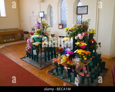 Blumen in der Kapelle des Gedenkens in Acklam Friedhof Middlesbrough Stockfoto