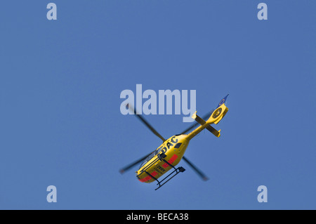 Luft-Rettungshubschrauber aus der ADAC Luftrettung GmbH, Rettungshubschrauber Christoph 20 während des Fluges von unten gesehen Stockfoto