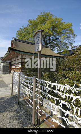 Angebote der Omikuji (Furtune Papier) im Fushimi Inari-Taisha (Inari-Taisha) Jinja (Schrein), Fushimi-Ku, Kyoto, Japan Stockfoto