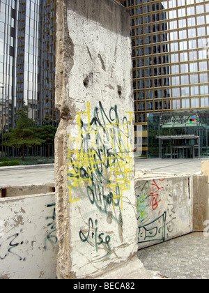 Erhaltene Abschnitt der Berliner Mauer an der Kommandanten Straße, Berlin, Deutschland. Teil der Wand ist neben Neubauten links. Stockfoto