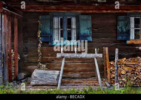 Fenster, Haufen von Holz, Holz-Pferd, Glentleiten Landwirtschaft Museum, Bayern, Deutschland, Europa Stockfoto