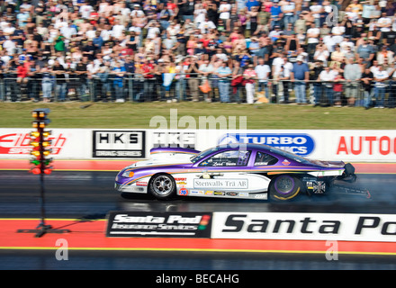 FIA Pro Stock Dragster angetrieben von Jonas Dantanus im FIA European Drag Racing Championship Finale in Santa Pod, England. Stockfoto