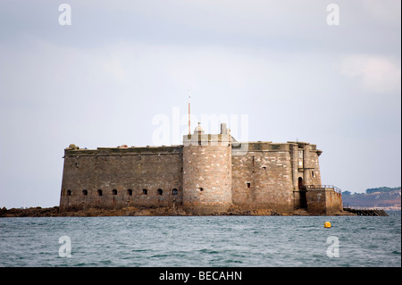 Das Chateau du Taureau Schloss in der Bucht von Morlaix, Finistère, Bretagne, Frankreich, Europa Stockfoto