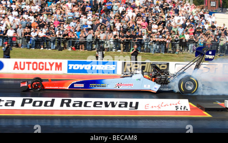 Top Fuel Dragster durch Jon Webster an den European Drag Racing Championship Finals in Santa Pod, England angetrieben. Stockfoto