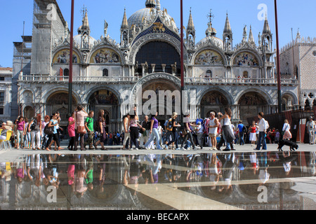 Acqua Alta auf dem Markusplatz, Venedig, Italien Stockfoto