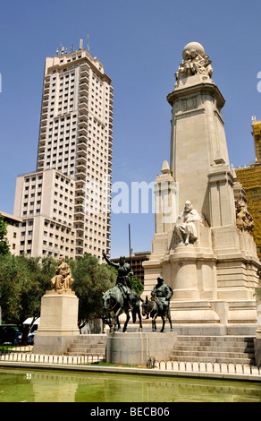 Denkmal für Miguel de Cervantes mit Don Quijote und Sancho Panza auf der Plaza España, Madrid, Spanien, Iberische Halbinsel, Europa Stockfoto