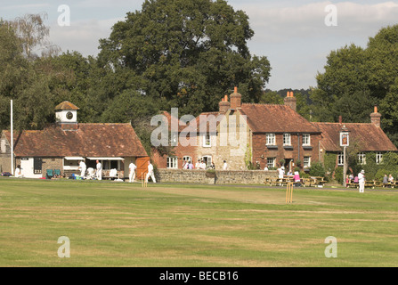 Lurgashall Dorfplatz sieht Spieler bereitet für ein Cricket-Spiel an einem warmen sonnigen Herbsttag. Stockfoto