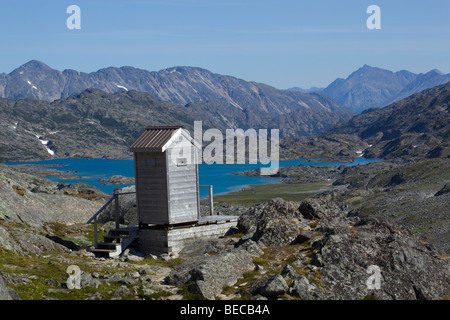 Nebengebäude mit malerischen Blick auf die Gipfel des historischen Chilkoot Pass, Chilkoot Trail, Kratersee hinter, Yukon Territory, British Col Stockfoto