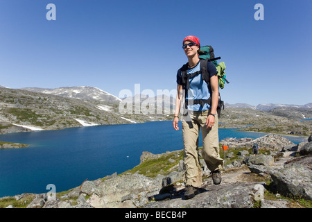 Junge Frau, Wanderer mit Rucksack, Wandern, historische Chilkoot Pass, Chilkoot Trail, Kratersee hinter alpine Tundra, Yukon Terr Stockfoto