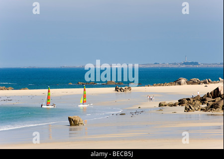 Freizeit am Strand in der Nähe von Kerbrat, Cleder, Finistere, Bretagne, Frankreich, Europa Stockfoto