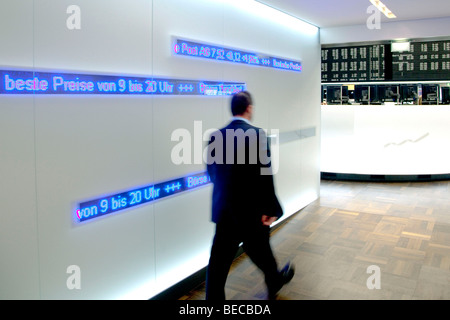 Main Handelssaal der Frankfurter Wertpapierbörse durch die Deutsche Börse AG in Frankfurt Am Main, Hessen, Deutschland, Europa Stockfoto