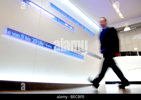 Main Handelssaal der Frankfurter Wertpapierbörse durch die Deutsche Börse AG in Frankfurt Am Main, Hessen, Deutschland, Europa Stockfoto