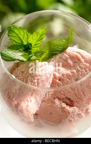Hausgemachtes Erdbeer Eis in einem Glas Stockfoto