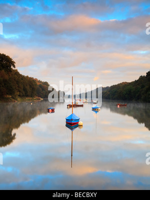 Sonnenaufgang über dem ruhigen See in Rudyard, Nr. Lauch, in Staffordshire Stockfoto