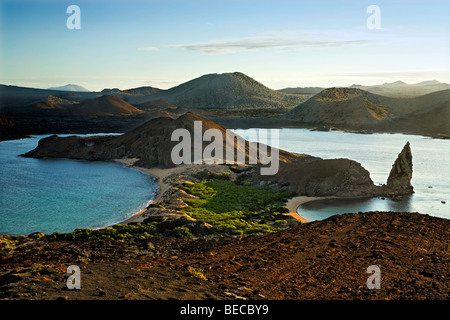 Blick auf Sullivan Bucht mit Strand, Pinnacle Rock und Santiago Insel am Horizont, Bartolomé Insel, Galapagos Achipelago, UNESCO-W Stockfoto