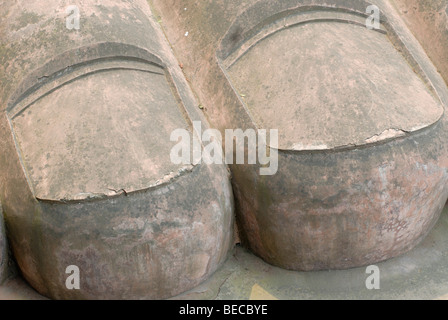 Stein-Fußnägel des Leshan Giant Buddha, 71 Meter hoch, Leshan, Sichuan, China, Asien Stockfoto