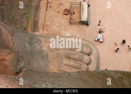 Ansicht eines Fußes von Leshan Giant Buddha, 71 Meter hoch, Leshan, Sichuan, China, Asien Stockfoto