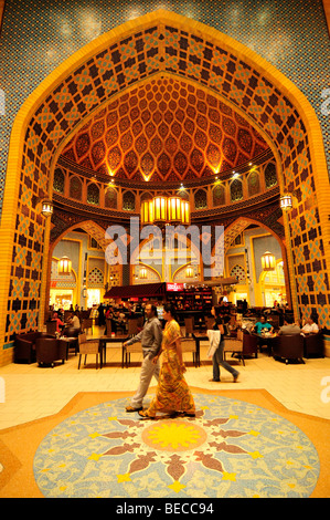 Aufwendig verzierte Bogen im persischen Teil der Ibn Battuta Mall, Shopping Mall, Dubai, Vereinigte Arabische Emirate, Saudi-Arabien, Mitte Stockfoto