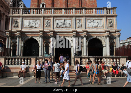 Italien, Venedig, Piazza San Marco, Campanile Eingang, Menschen Stockfoto