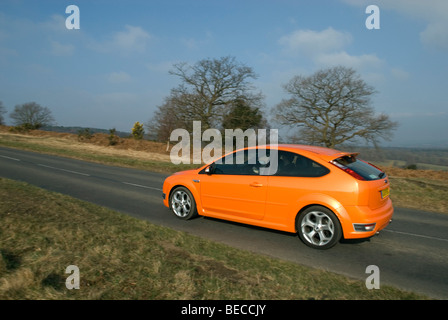 Orange Focus ST fahren auf Land Stockfoto