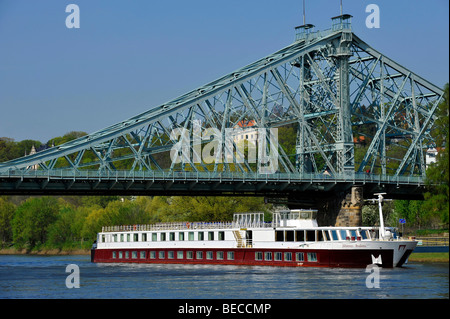 Blaues Wunder, blaues Wunder, historische Brücke zwischen Loschwitz und Blasewitz bei Dresden, mit Ausflug Schiff Johannes Brahms Stockfoto