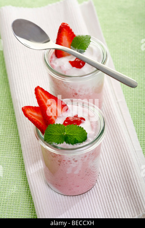 Erdbeer-Quark, Joghurt mit frischen Erdbeeren und Minze Stockfoto