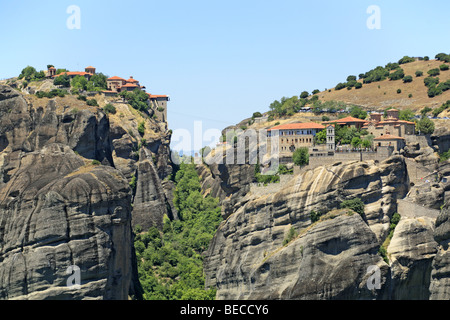 die Klöster große Meteora (Megalo Meteoron Metamorphose) und Varlaam (von links) bei den Meteora-Felsen, Thessalien, Griechenland Stockfoto