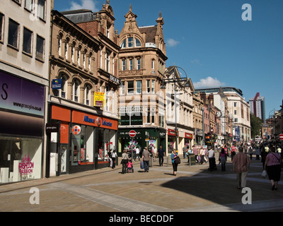 Briggate Haupteinkaufsstraße in Leeds Großbritannien an Sommertag Stockfoto