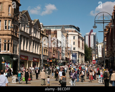 Briggate Haupteinkaufsstraße in Leeds Großbritannien an Sommertag Stockfoto