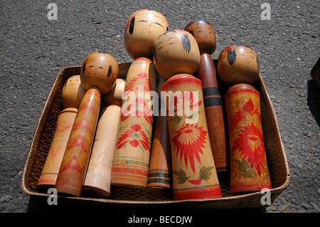 Japanische Kokeshi Puppen auf den Kitano Flohmarkt, Kyoto, Japan, Asien Stockfoto