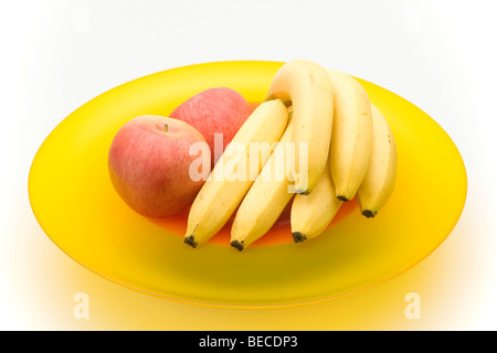 Äpfel und Bananen in eine Glasschüssel Stockfoto