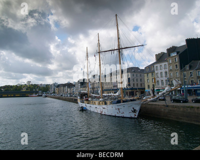 Alten Schoner benannt Alva im Hafen von Cherbourg, Normandie, Frankreich Stockfoto