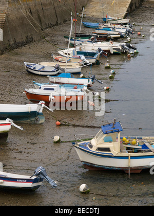 Kleine Boote bei Ebbe in den Hafen von Douarnenez, Bretagne, Frankreich Stockfoto