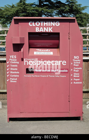 Eine Themse Hospicecare Kleidung recycling Container in der Nähe von Ascot High Street, UK. Stockfoto