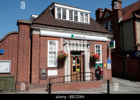 Ein Kunde mit den Geldautomaten außerhalb der winzigen Lloyds TSB Bank-Filiale, Ascot, UK. Stockfoto