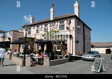 Kunden außerhalb der Bar Nr. 1 Ascot, Hight Street Ascot, Berkshire, UK sitzen.  August 2009 Stockfoto