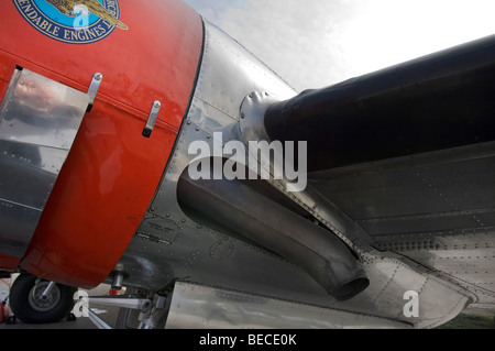 Vintage zweimotorigen Flugzeug, Detail, Auspuff links motor Stockfoto