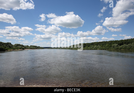 Wolken über Fluss Stockfoto