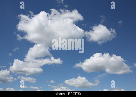 Wolken am blauen Himmel Stockfoto