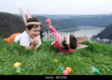 Kinder, die auf der Suche nach Ostereiern am Rhein oberhalb der Loreley, Patersberg, Rheinland-Pfalz, Deutschland, Europa Rock Stockfoto