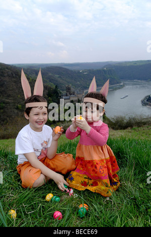 Kinder, die auf der Suche nach Ostereiern am Rhein oberhalb der Loreley-Felsen, Patersberg, Rheinland-Pfalz, Deutschland, Europa Stockfoto
