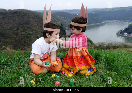 Kinder, die auf der Suche nach Ostereiern am Rhein oberhalb der Loreley-Felsen, Patersberg, Rheinland-Pfalz, Deutschland, Europa Stockfoto