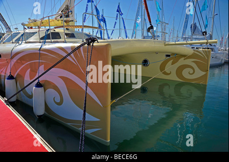Luxus-Yacht vor Anker in der Grand Pavois international Boat Show in La Rochelle, Frankreich. Stockfoto