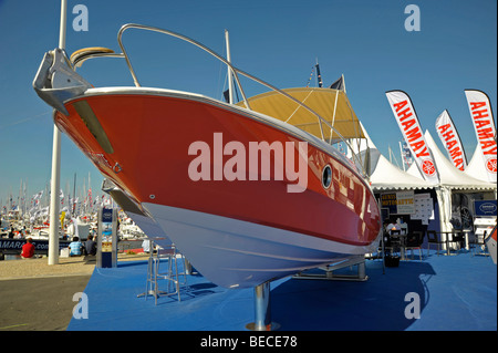 Elegante Motorboote auf dem Display an der Grand Pavois internationale Bootsausstellung in La Rochelle, Frankreich. Stockfoto