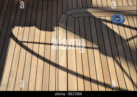 Yachten Rad Gießen Schatten über Teakholz Stockfoto