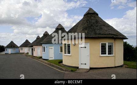 Bunte Runde Thatched Ferienhäuser in Winterton-sur-mer-Norfolk Stockfoto