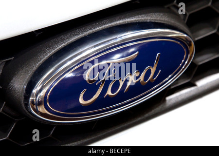 Ford Emblem auf einem Auto Stockfoto