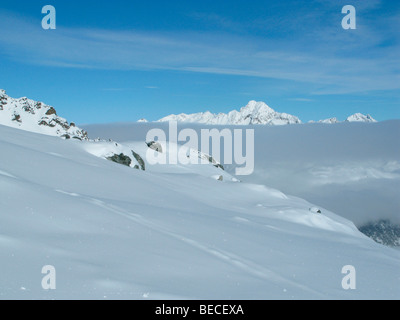 Blick über ein Nebelmeer über See Sils, Maloja-Pass, Piz Corvatsch, St. Moritz, Oberengadin, Graubünden, Schweiz Stockfoto