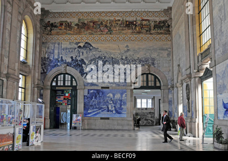 Eingangshalle, Estacao de Sao Bento Bahnhof, Porto, Nordportugal, Europa Stockfoto