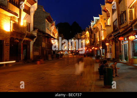 Straße Landschaft mit Geschäften in der Abenddämmerung, Zhenyuan, Guizhou, China Stockfoto